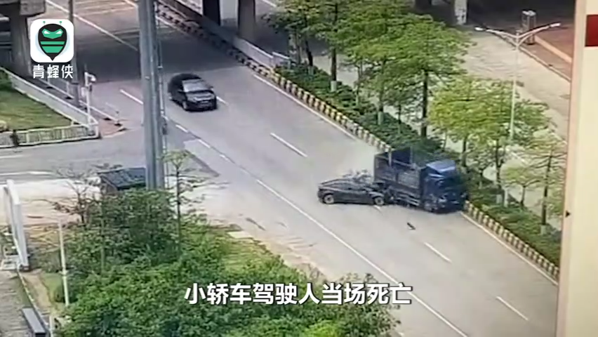 特斯拉追尾货车，驾驶座彻底撞毁，轿车司机当场死亡。.png