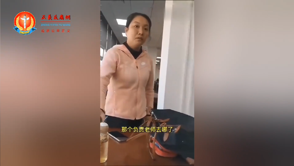 湖北工业大学经济与管理学院一名女副教授汤玲在图书馆大声打电话，被一位男学生上前劝阻后恼羞成怒，反咬一口告你性骚扰。.png