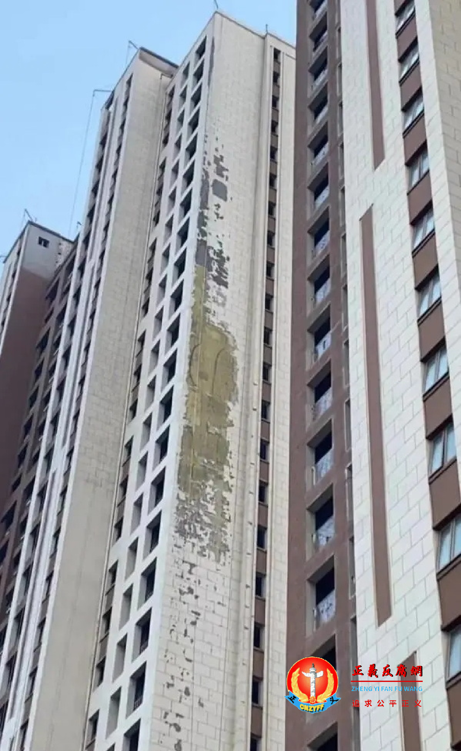新房外墙皮大面积脱落。.png