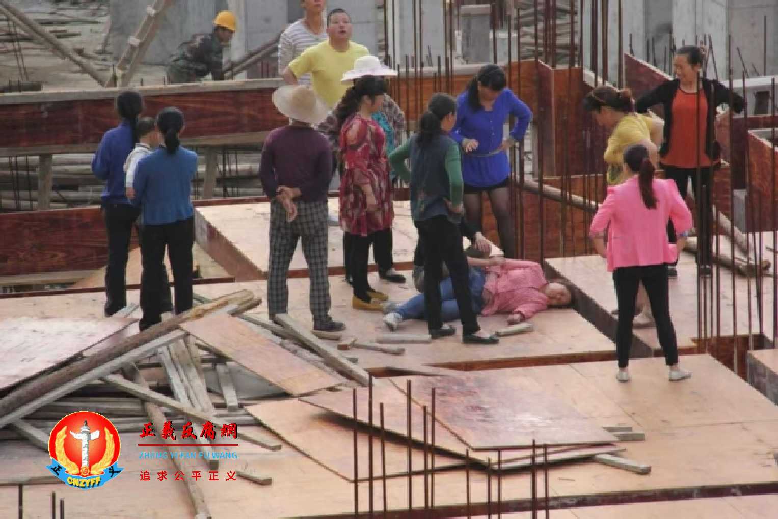 图为湖北咸宁市通山县洋都村十三组村民维权现场。.jpg 图为湖北咸宁市通山县洋都村十三组村民维权现场。.jpg