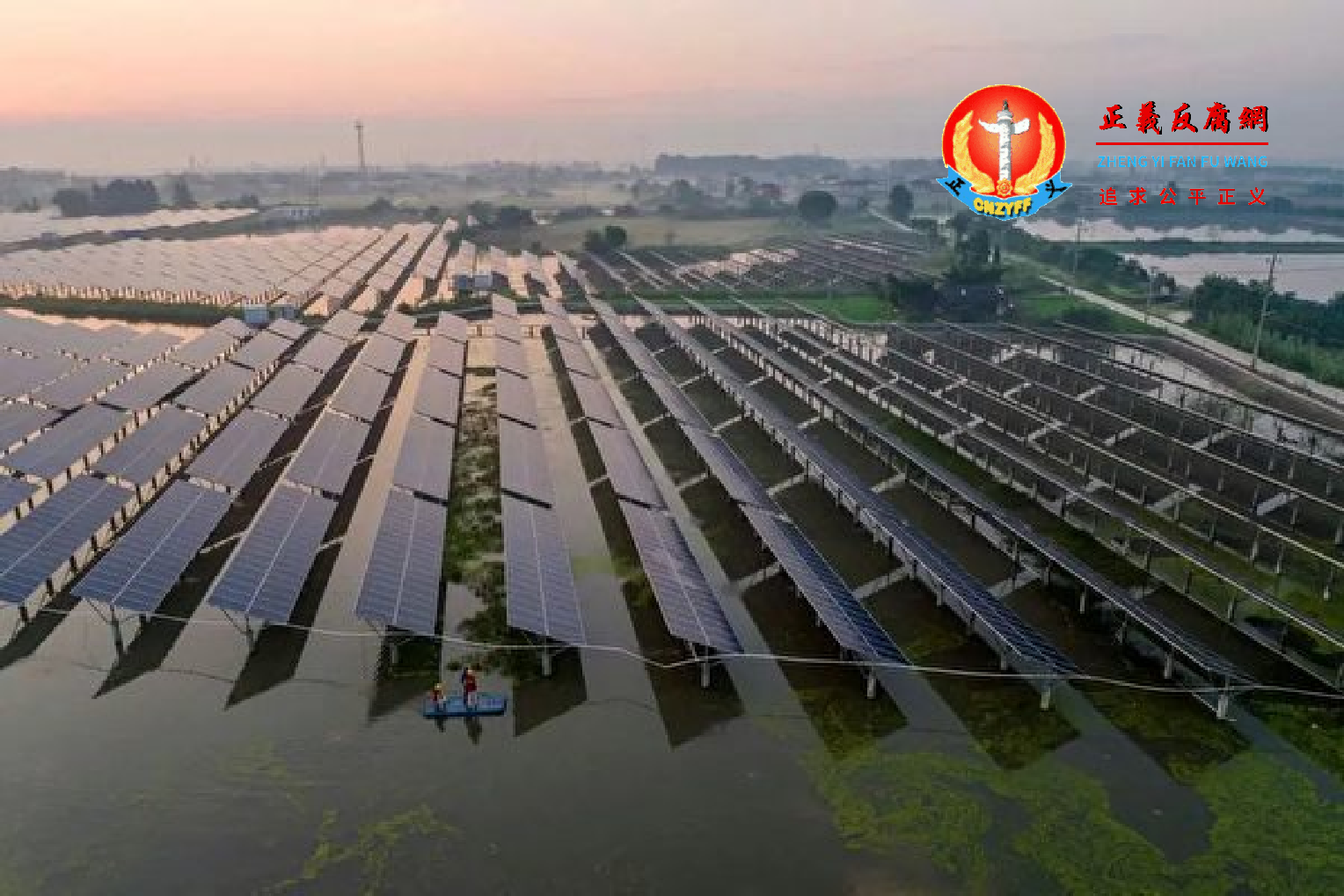 2023年7月12日清晨，江苏省泰州市渔光互补光伏发电基地的工人在检查太阳能电池板。.png