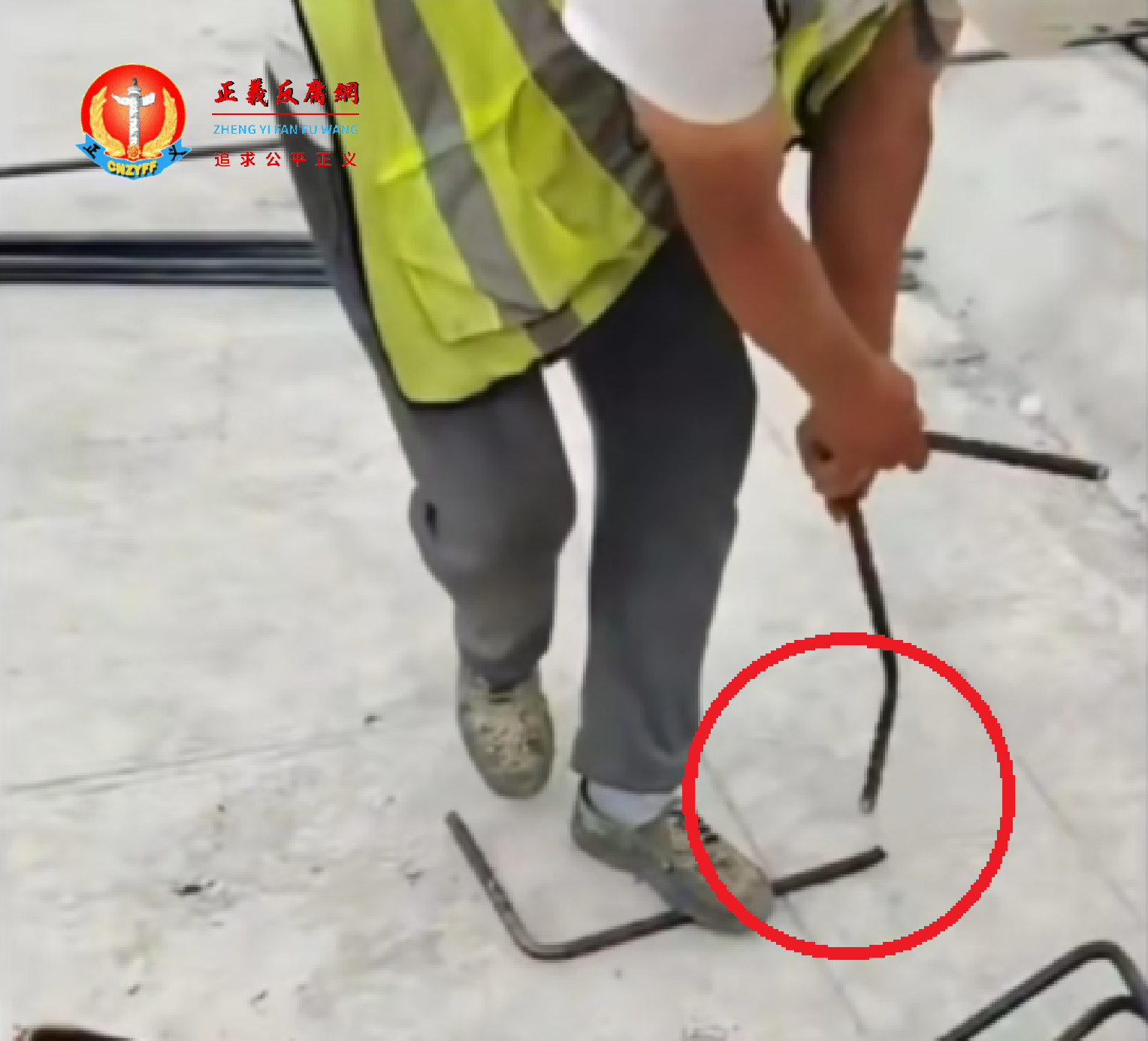 6月26日，河北霸州市一在建大型住宅项目工地，被疑用劣质钢筋施工，钢筋被工人徒手掰断。.png