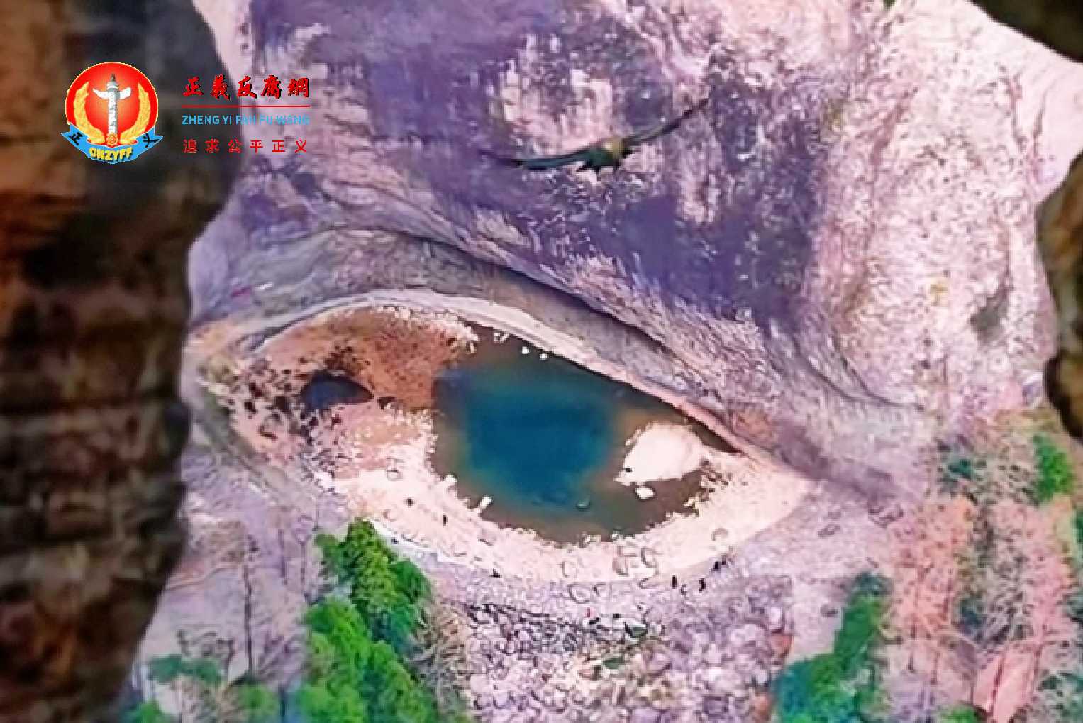 浙江雁荡山大龙湫景区名为“开龙眼”的航拍视频爆红。因水位下降而暴露的潭底岩壁与残存水域巧妙组合,形成一只栩栩如生的“眼睛”,令人叹为观止。.jpg 浙江雁荡山大龙湫景区名为“开龙眼”的航拍视频爆红。因水位下降而暴露的潭底岩壁与残存水域巧妙组合,形成一只栩栩如生的“眼睛”,令人叹为观止。.jpg